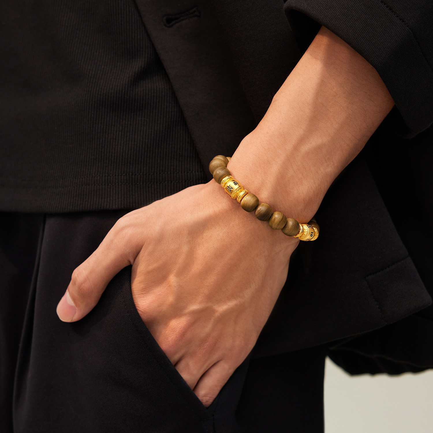 六福珠宝六字真言文玩黄金手链男女款老山檀手串珠计价F63G0105DS