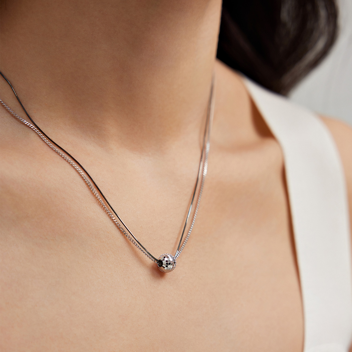 六福珠宝闪耀灯球铂金项链铂950电黑双层白金蛇骨链计价GJP0034DS