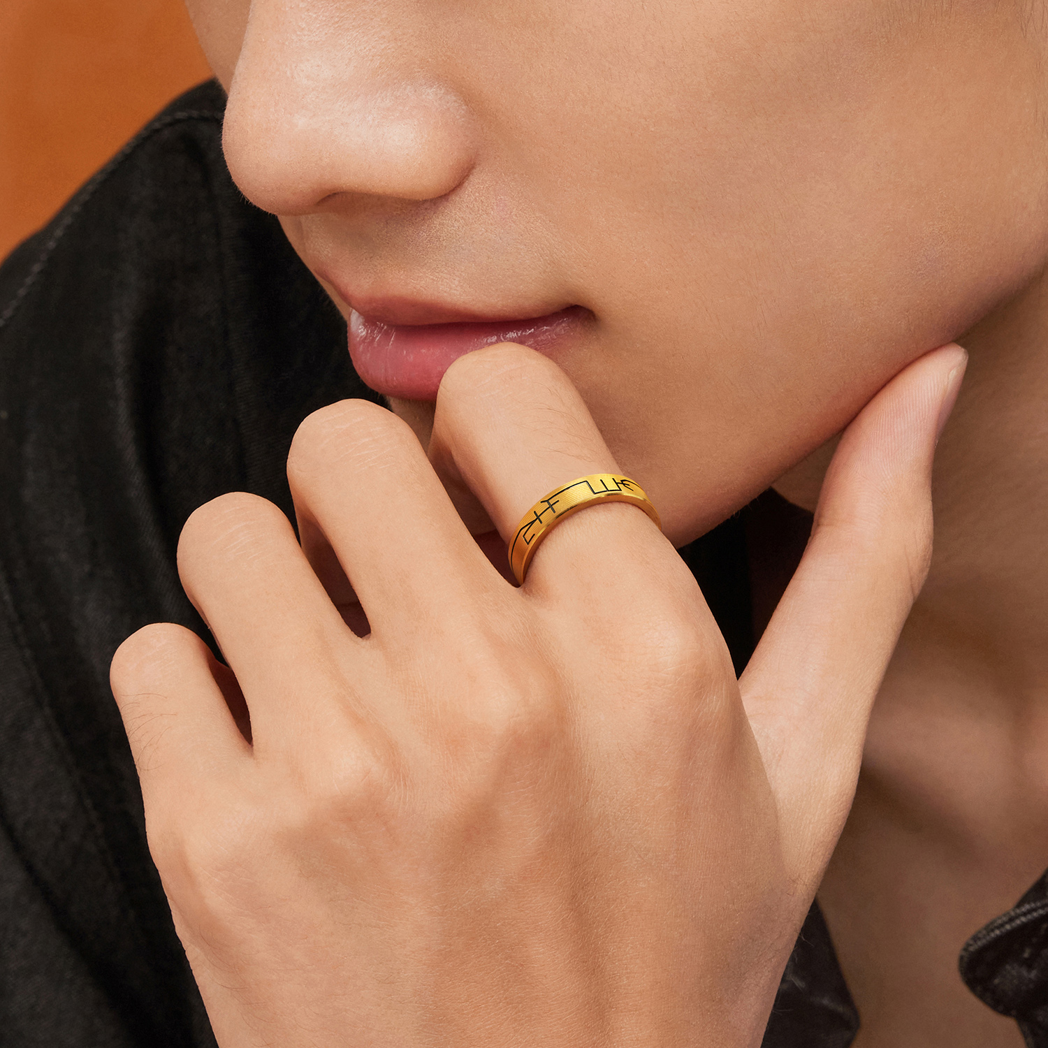 六福珠宝一马当先黄金戒指男女款电黑生肖马年情侣对戒HEA0010DS