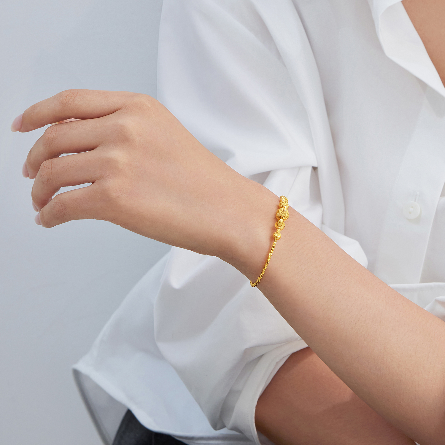 六福珠宝幻影金珠黄金手镯女弹力椭圆贵妃镯子手链计价GJG0141DS