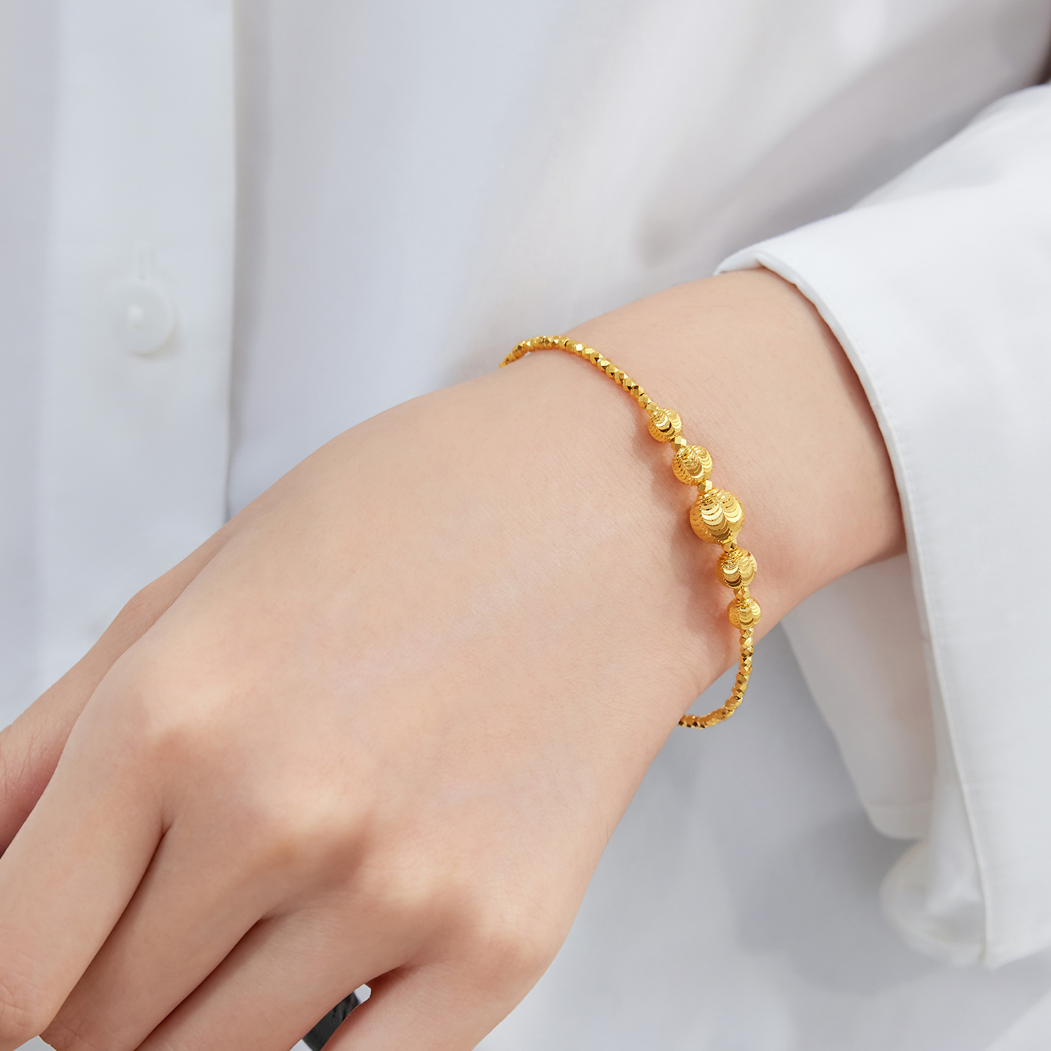 六福珠宝幻影金珠黄金手镯女弹力椭圆贵妃镯子手链计价GJG0141DS