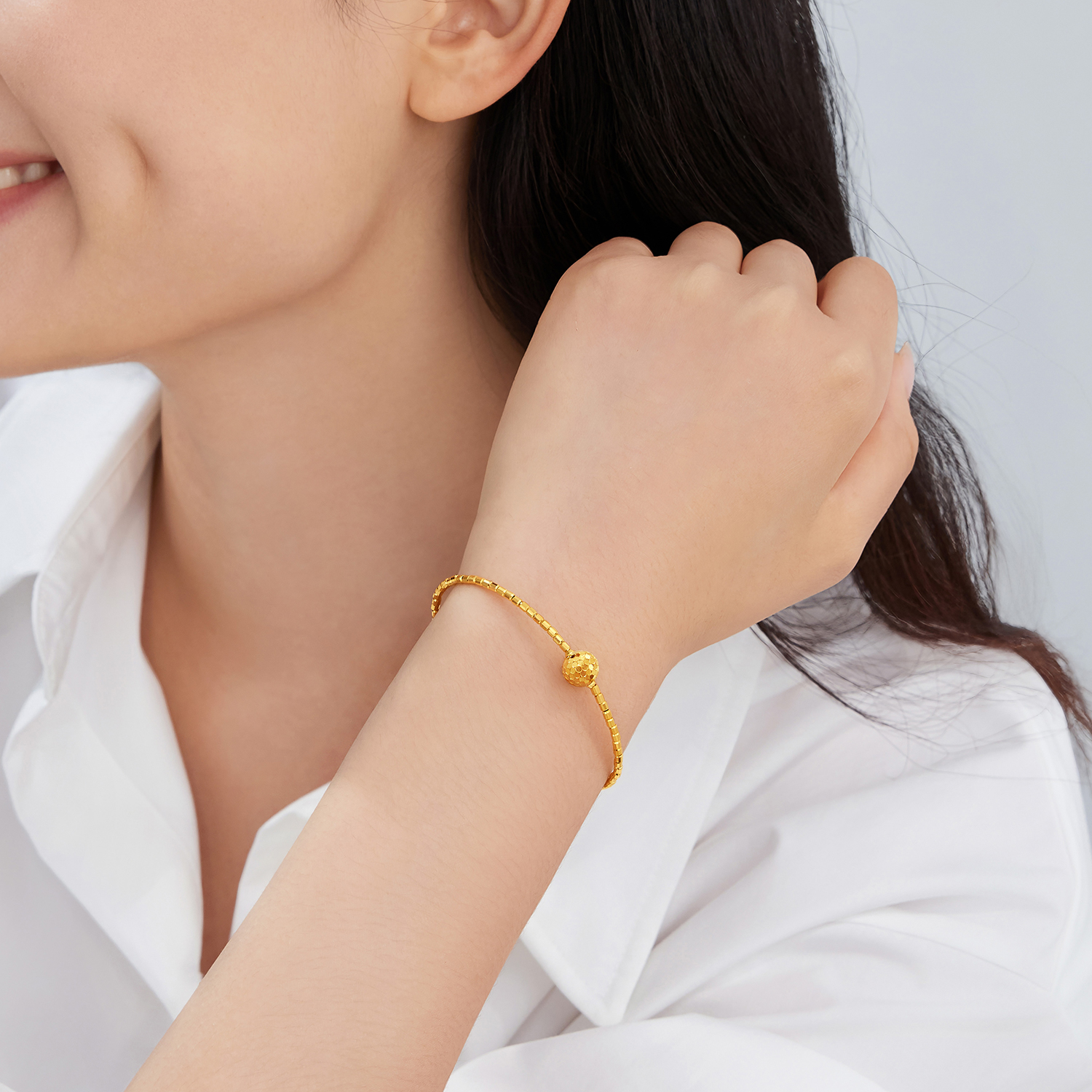 六福珠宝闪亮金球黄金手镯女椭圆弹力贵妃镯子弹力手链计价GJG0140DS