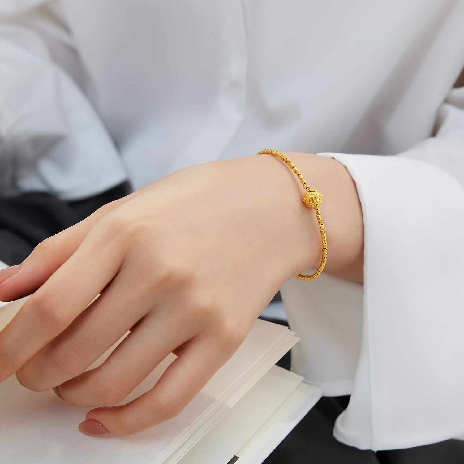 六福珠宝闪亮金球黄金手镯女椭圆弹力贵妃镯子弹力手链计价GJG0140DS