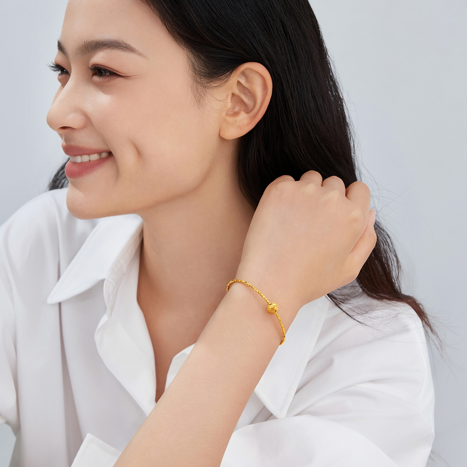 六福珠宝闪亮金球黄金手镯女椭圆弹力贵妃镯子弹力手链计价GJG0140DS