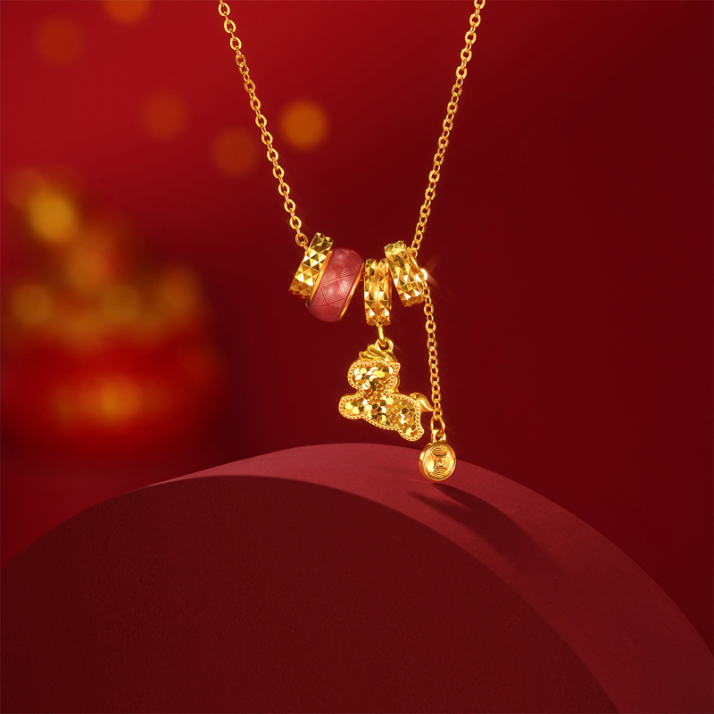 六福珠宝光影金小马向钱黄金项链鎏彩车花生肖马吊坠计价034750na【视频看货】