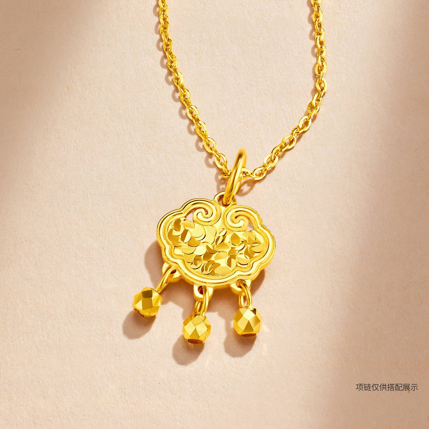 六福珠宝光影金如意祥云锁黄金吊坠碎碎冰女计价GMG0002DS新品15