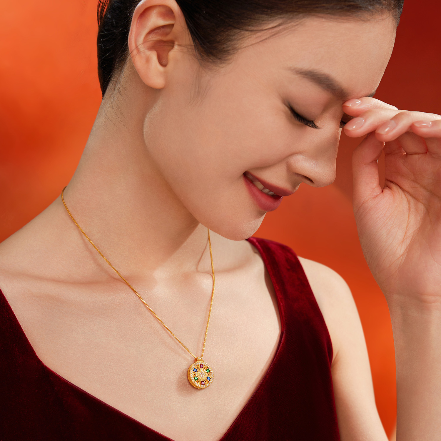 六福珠宝福满传家乾元通宝黄金项链钻石女款红蓝宝石吊坠032794NA【联系客服补货】【视频看货】