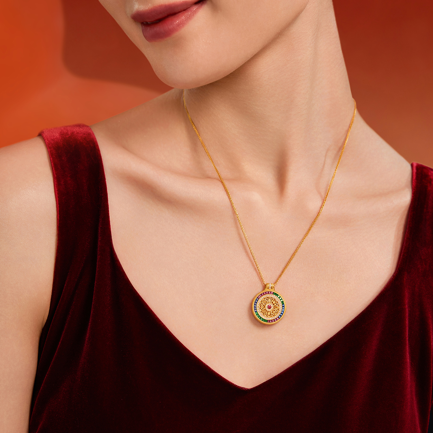 【1对1视频看货】六福珠宝福满传家八瑞吉祥黄金项链钻石女款红蓝宝石罗盘034418NA【联系客服补货】高工轨道镶