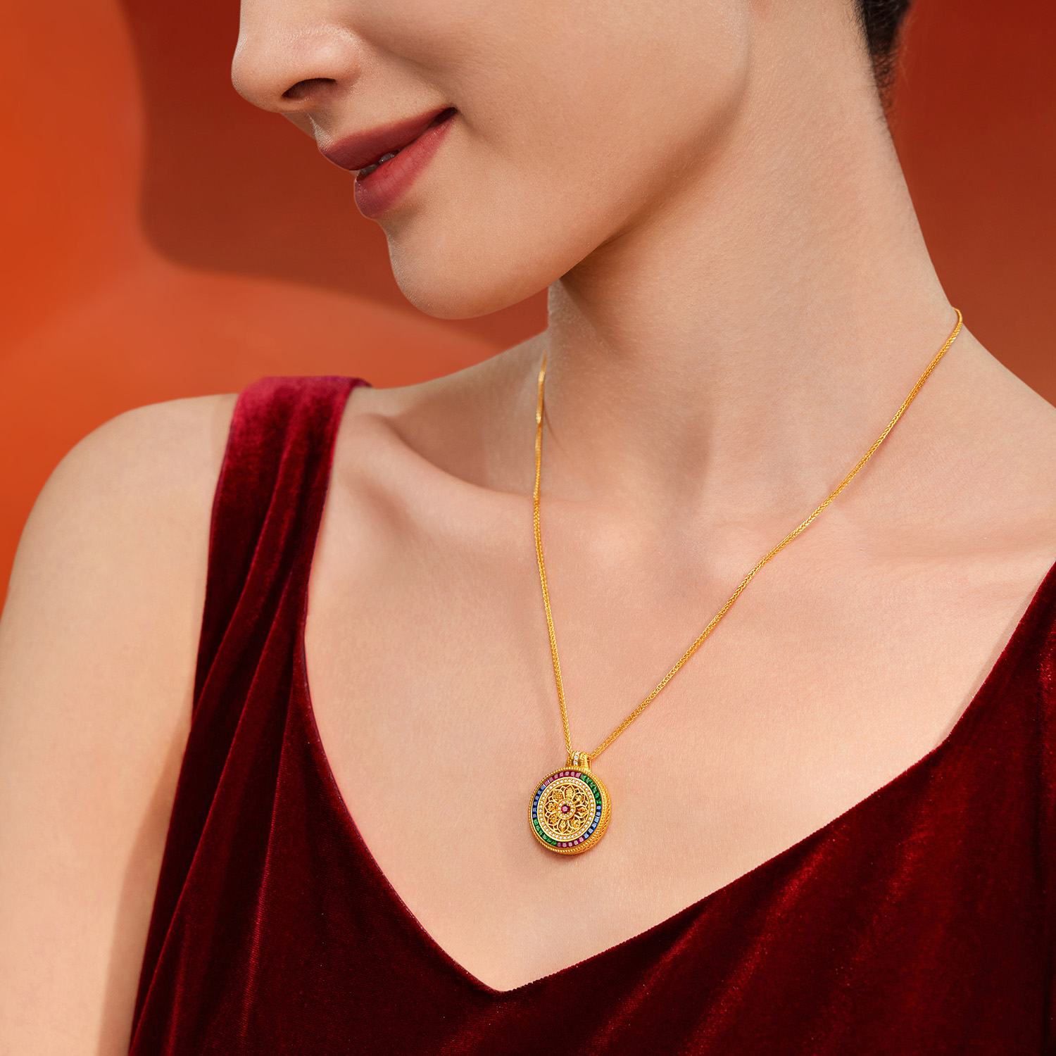 【1对1视频看货】六福珠宝福满传家八瑞吉祥黄金项链钻石女款红蓝宝石罗盘034418NA【联系客服补货】高工轨道镶