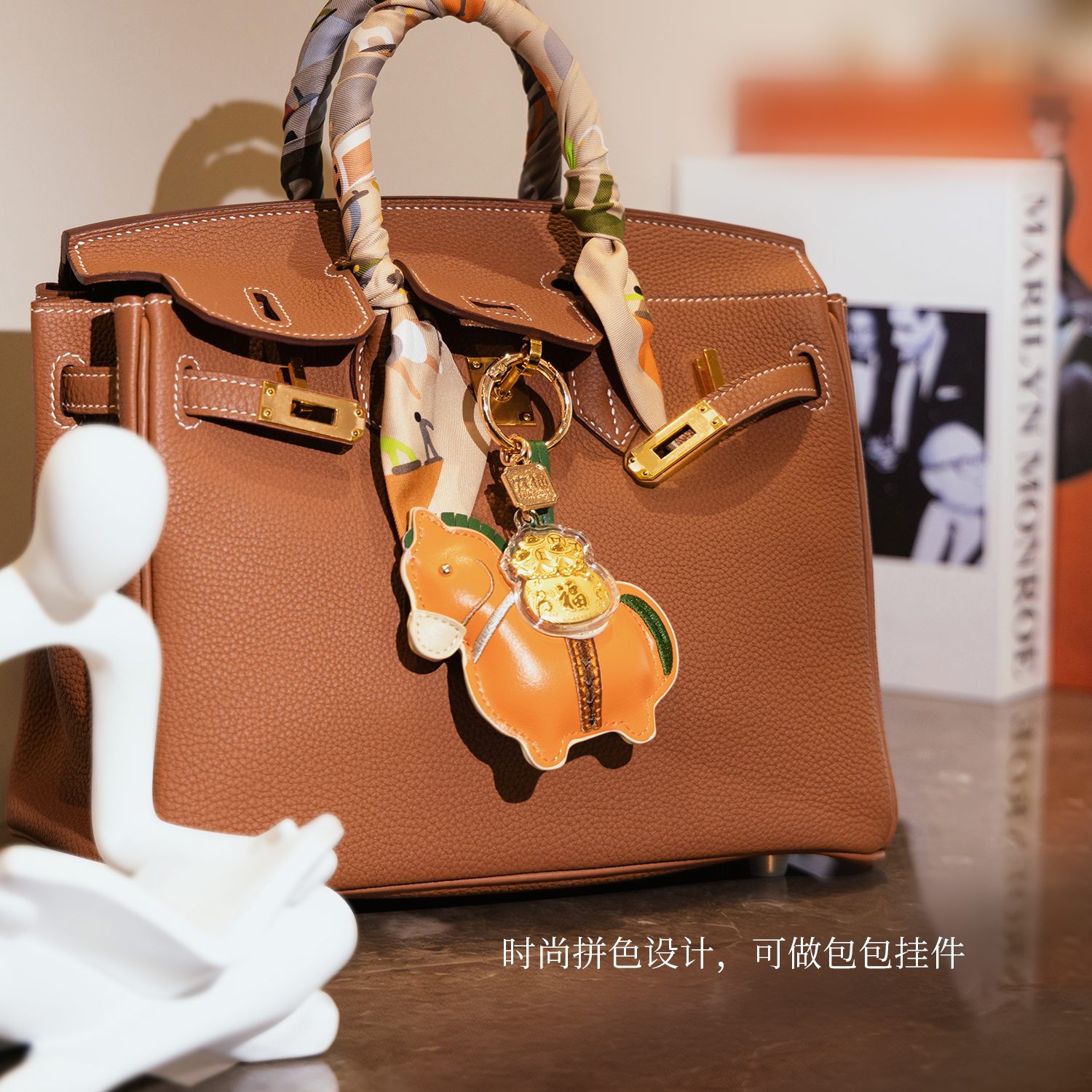 六福珠宝唐宫夜宴联名福气墩墩马福袋黄金章包包挂件配饰034866JA新品12