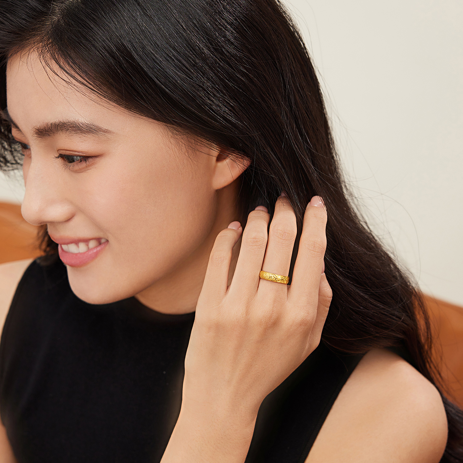 六福珠宝光影金钱多多黄金戒指实心戗刻金铜钱对戒计价HEG0053DS