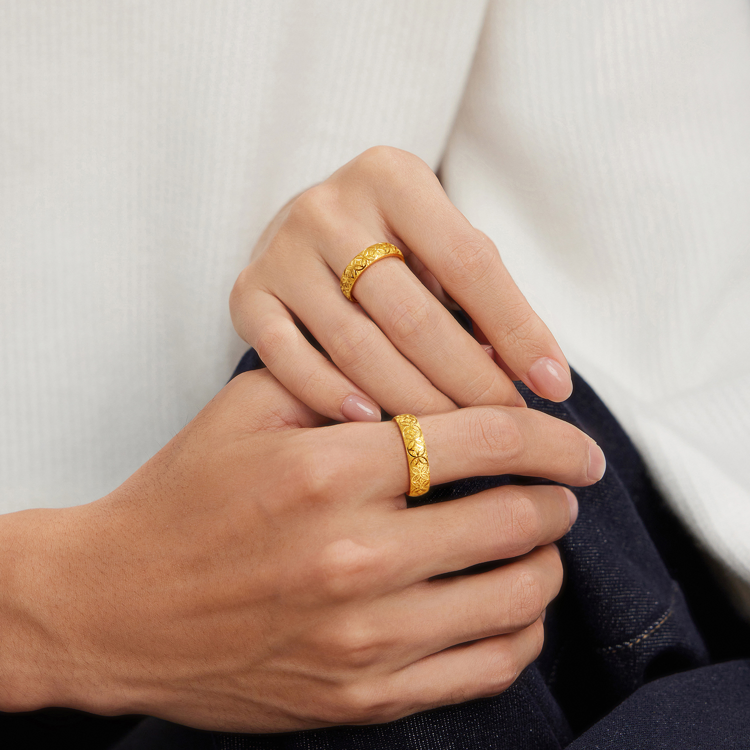 六福珠宝光影金钱多多黄金戒指实心戗刻金铜钱对戒计价HEG0053DS