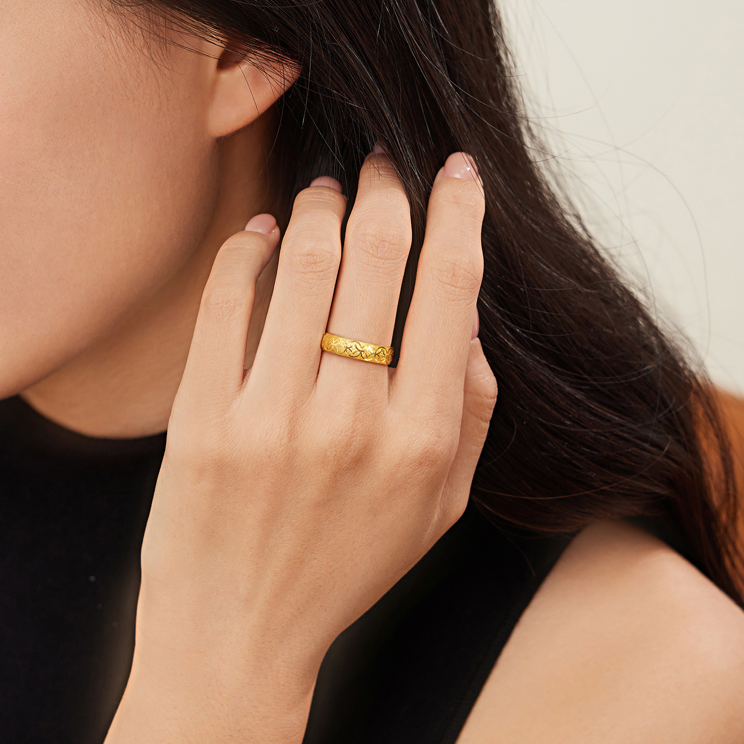 六福珠宝光影金钱多多黄金戒指实心戗刻金铜钱对戒计价HEG0053DS