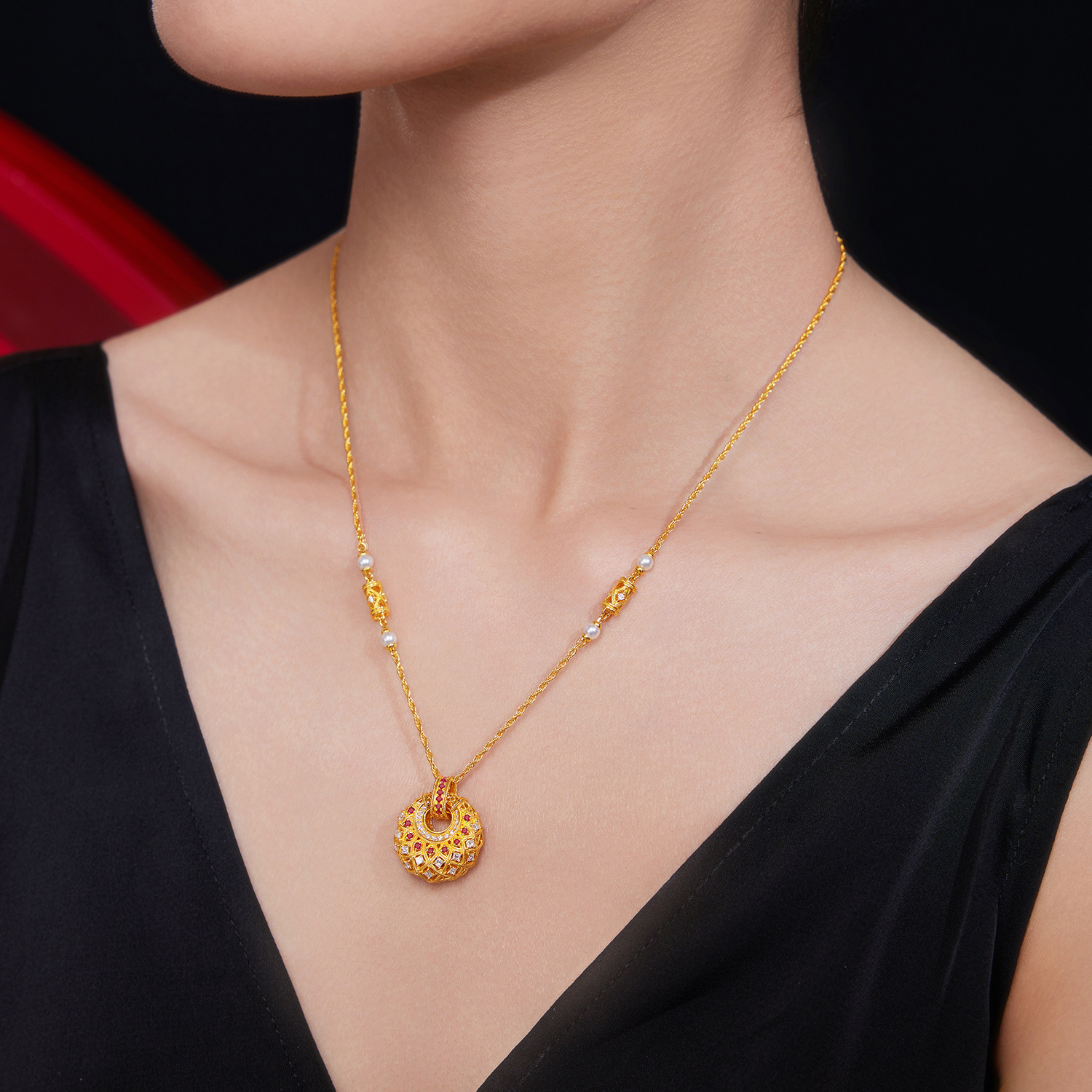 六福珠宝唐宫夜宴联名唐彩菱黄金项链钻石红宝石吊坠珍珠033542NA