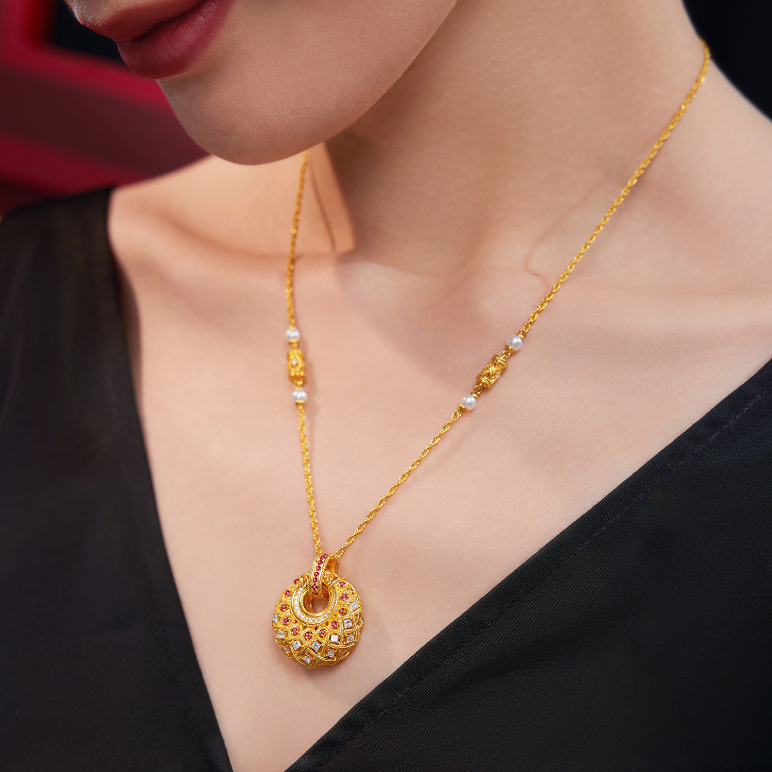 六福珠宝唐宫夜宴联名唐彩菱黄金项链钻石红宝石吊坠珍珠033542NA