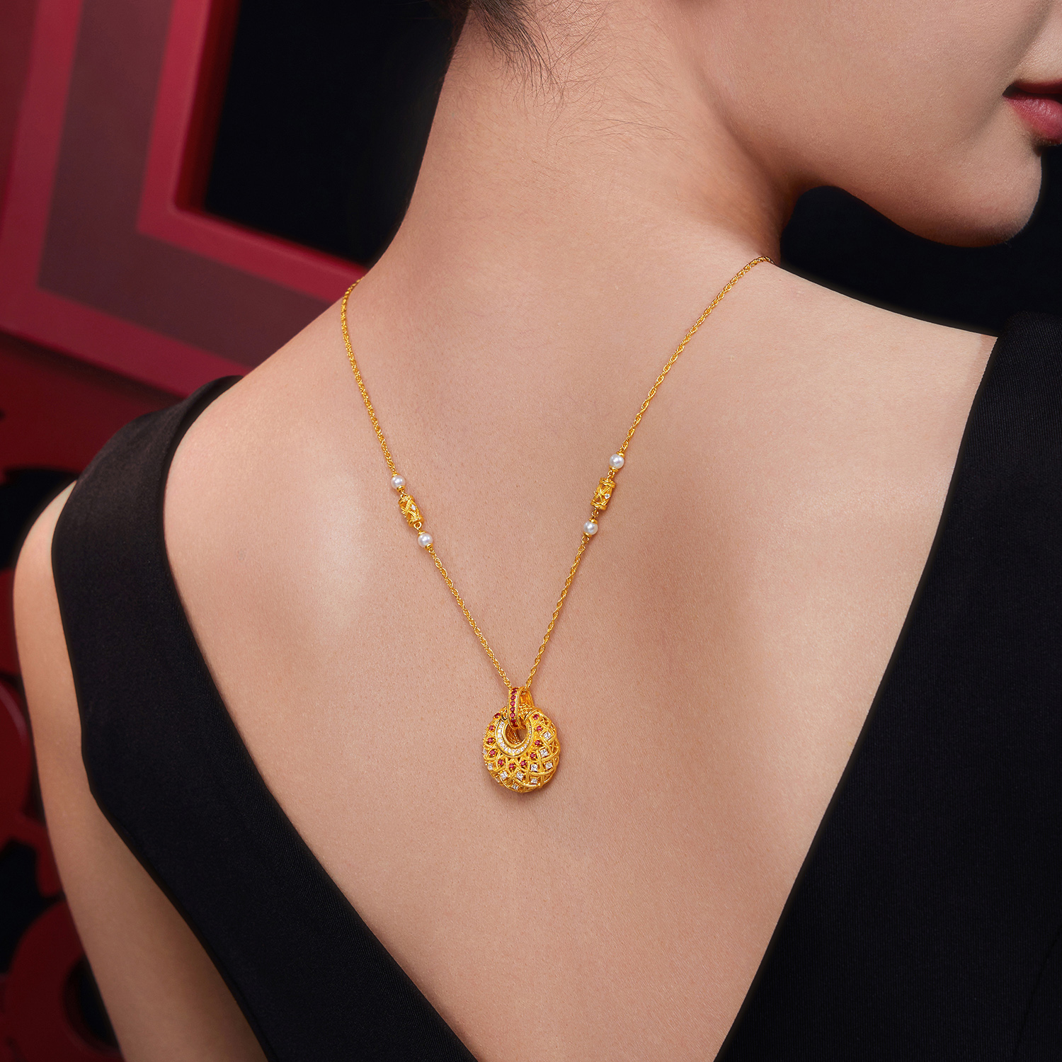 六福珠宝唐宫夜宴联名唐彩菱黄金项链钻石红宝石吊坠珍珠033542NA