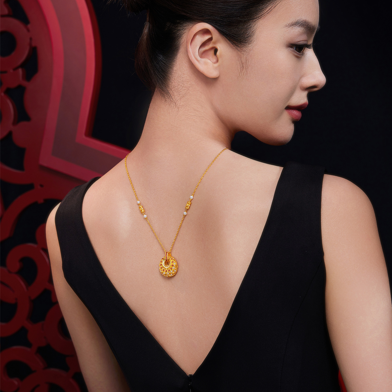 六福珠宝唐宫夜宴联名唐彩菱黄金项链钻石红宝石吊坠珍珠033542NA