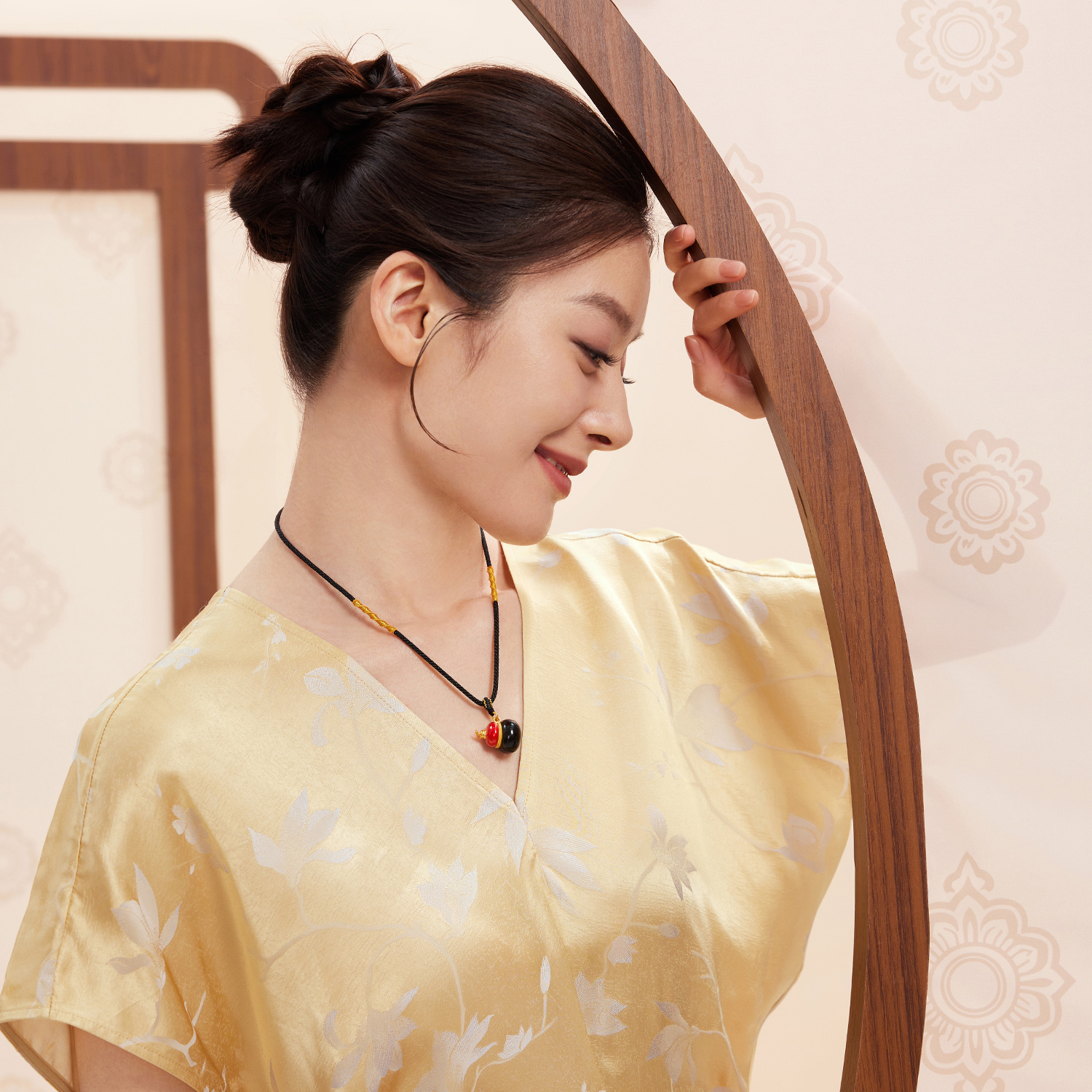 六福珠宝唐宫夜宴联名唐葫芦黄金吊坠女珐琅工艺挂坠计价033602PA