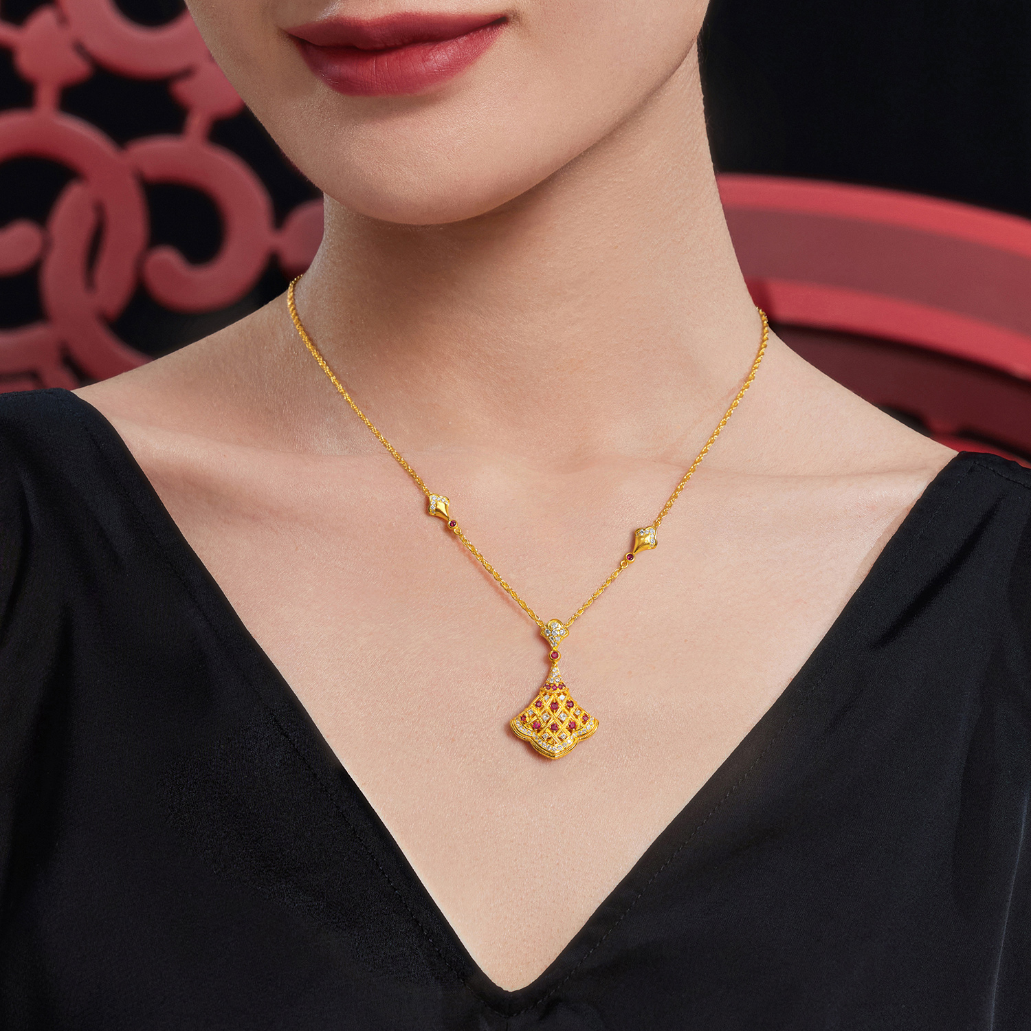 六福珠宝唐宫夜宴联名唐韵花顏黄金项链钻石小裙子红宝石034525NB新品2623