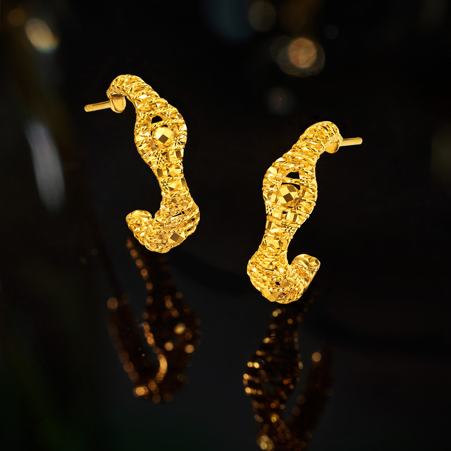 六福珠宝光影金C字黄金耳钉耳环女闪耀手工编织耳饰计价GJG0213DS