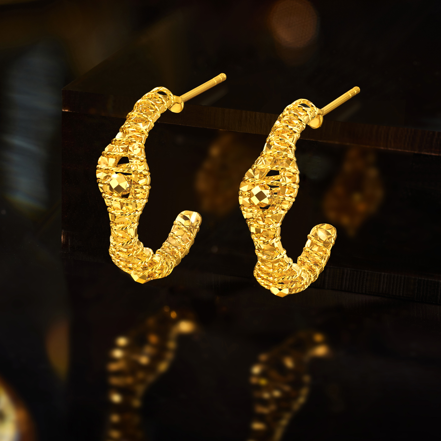 六福珠宝光影金C字黄金耳钉耳环女闪耀手工编织耳饰计价GJG0213DS