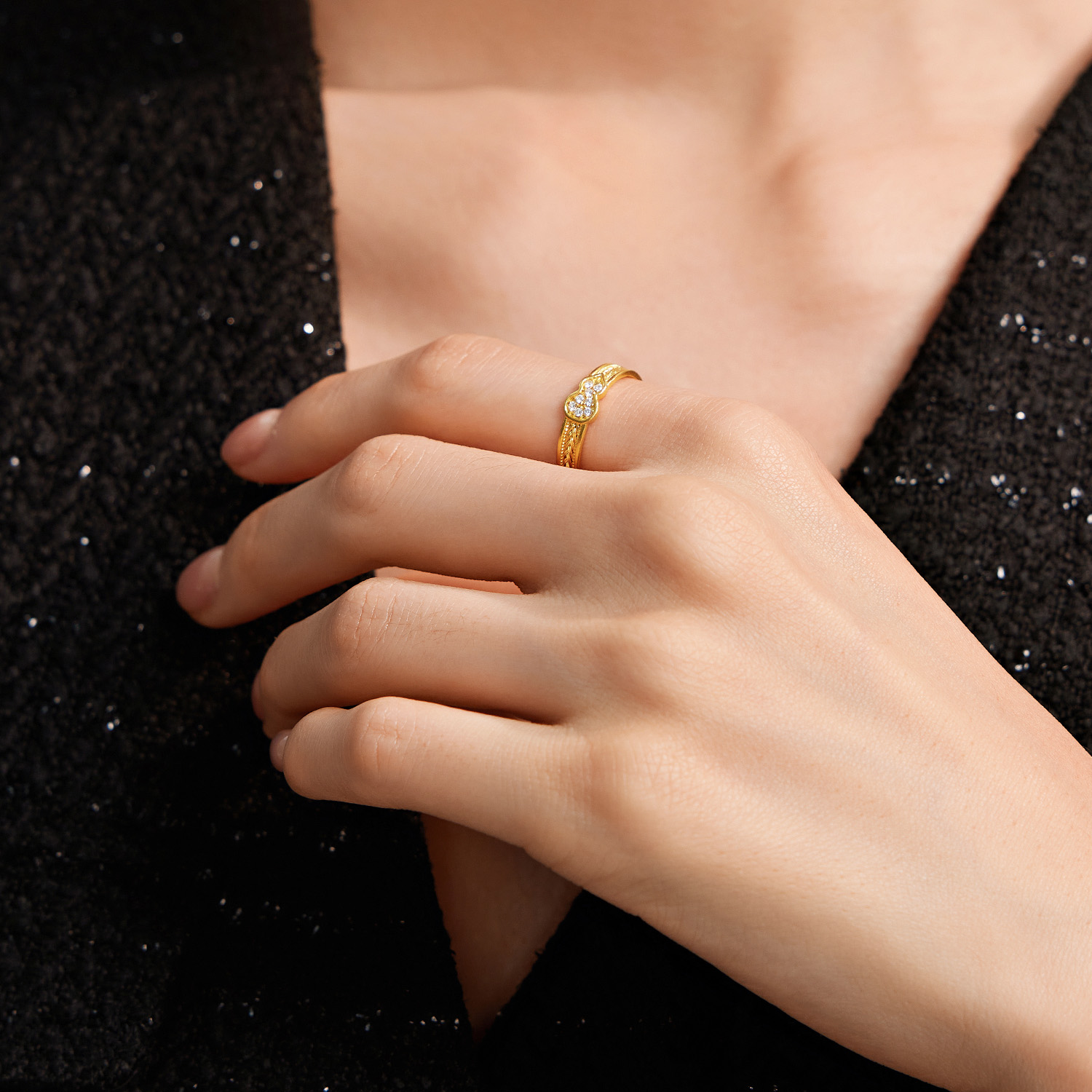 六福珠宝福满传家幸福满满黄金戒指女款钻石金葫芦实心FXA0010DS母亲