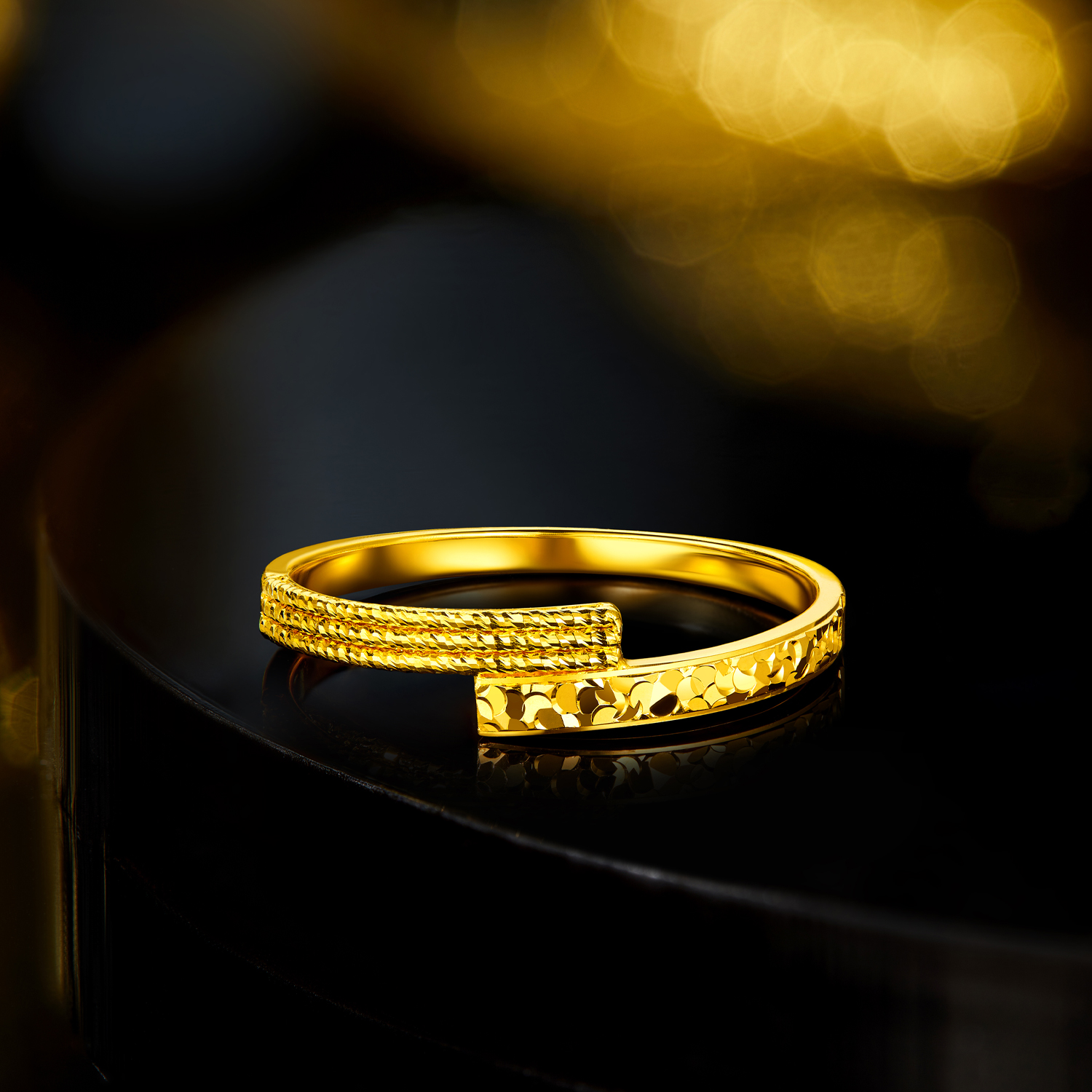 六福珠宝光影金幸福回旋黄金戒指女5G实心戒碎碎冰计价GJG0216DS热销新品