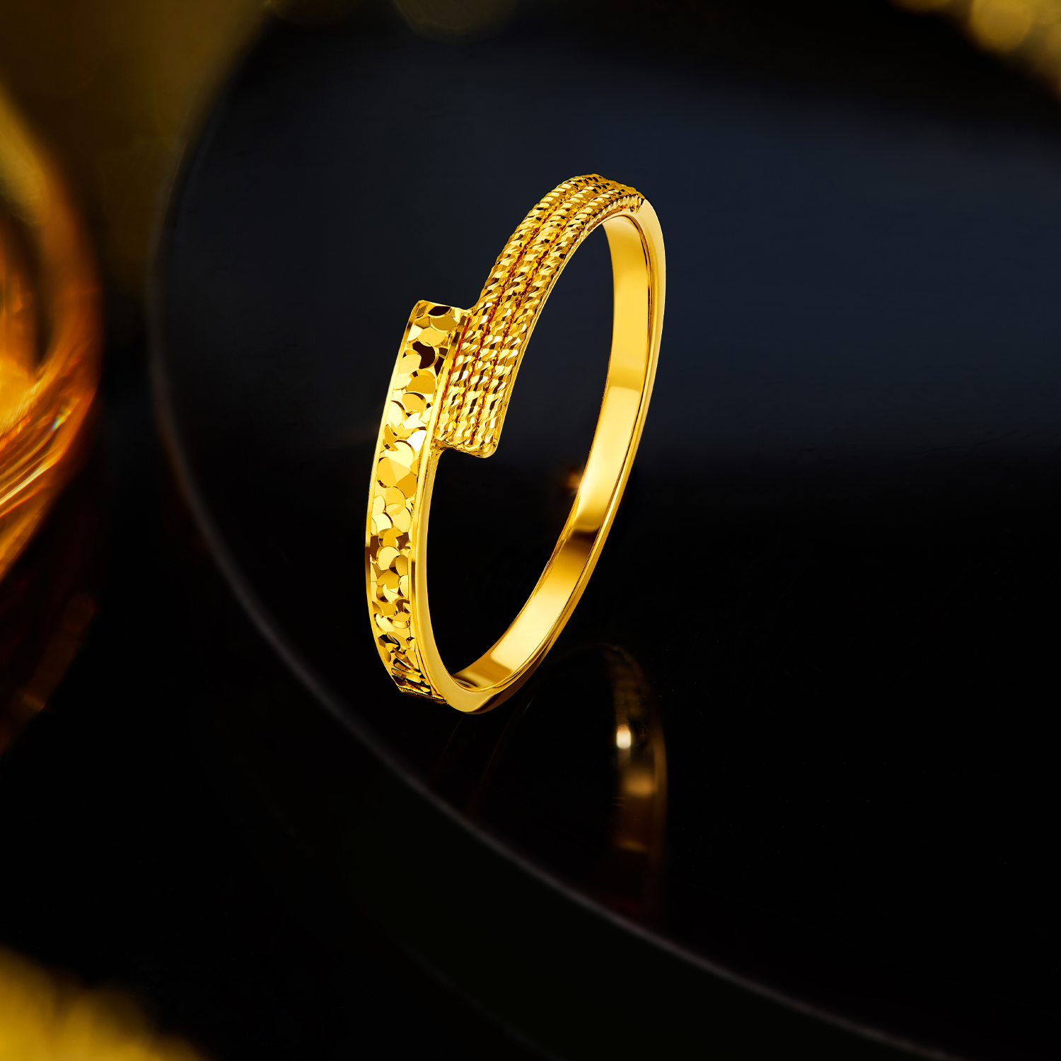 六福珠宝光影金幸福回旋黄金戒指女5G实心戒碎碎冰计价GJG0216DS热销新品