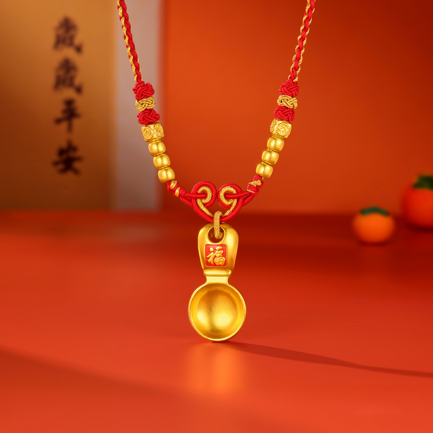 【店庆特惠】六福珠宝金勺子黄金项链宝宝儿童鎏彩满月金饰送礼计价L11G0003DS【视频看货】