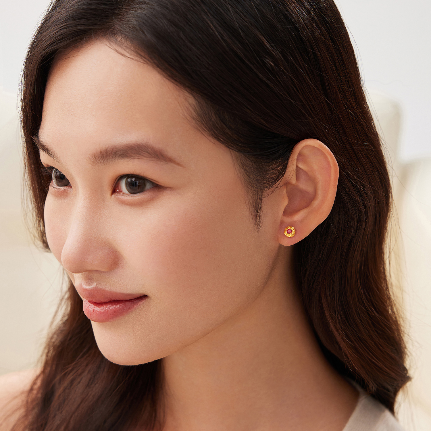 六福珠宝福满传家莲华黄金耳钉耳环女款足金镶红宝石耳饰034758EA