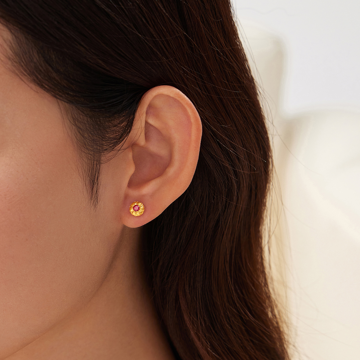 六福珠宝福满传家莲华黄金耳钉耳环女款足金镶红宝石耳饰034758EA