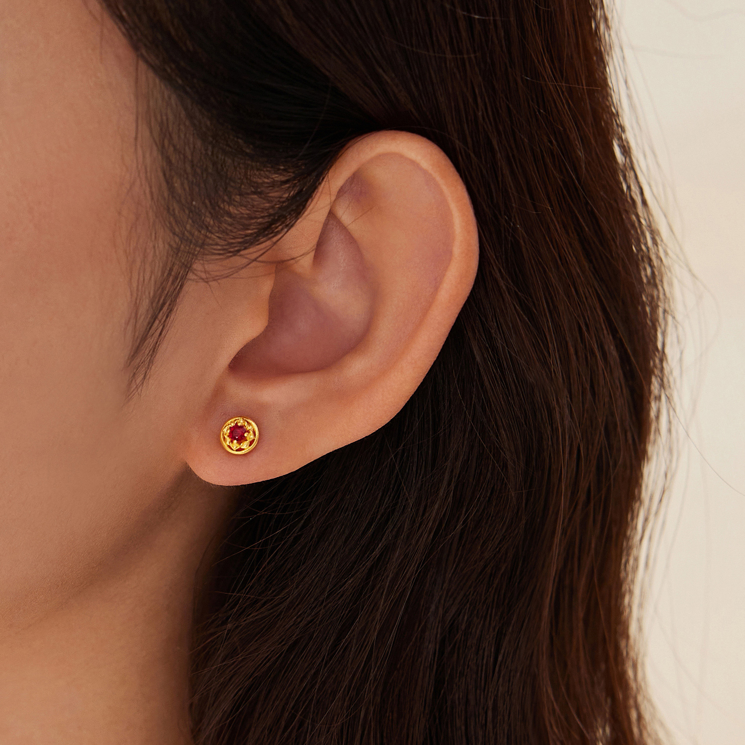 六福珠宝福满传家莲华黄金耳钉耳环女款足金镶红宝石耳饰034758EA