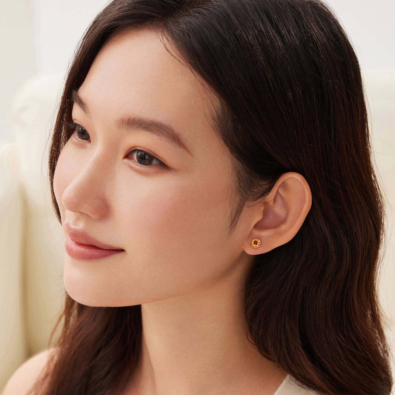 六福珠宝福满传家莲华黄金耳钉耳环女款足金镶红宝石耳饰034758EA