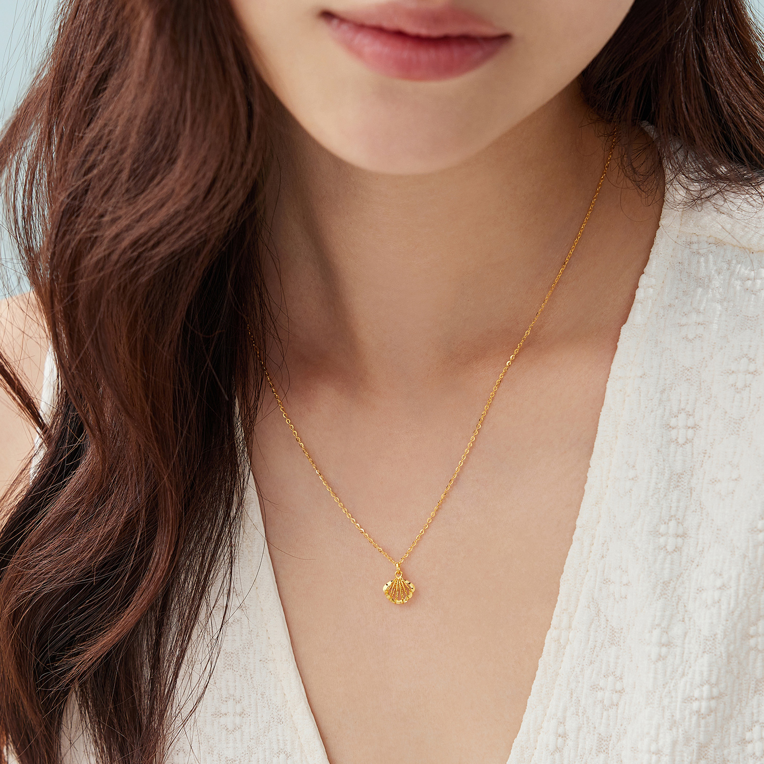 六福珠宝花瓣黄金项链女款5G手工编织贝壳足金吊坠计价GJG0144DS