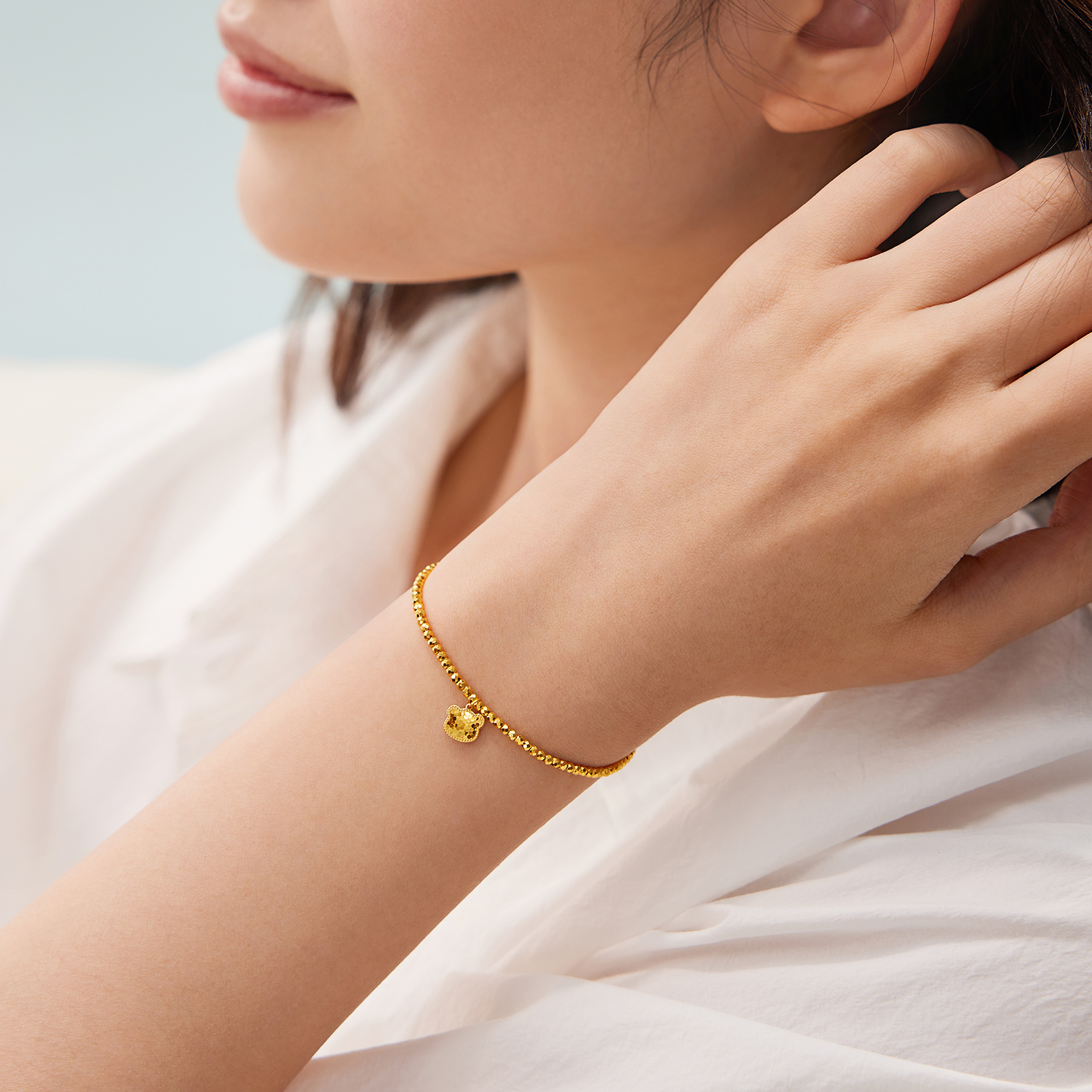 六福珠宝童心蝴蝶黄金手链女四叶草足金蹦迪珠手串计价GJG0163DS