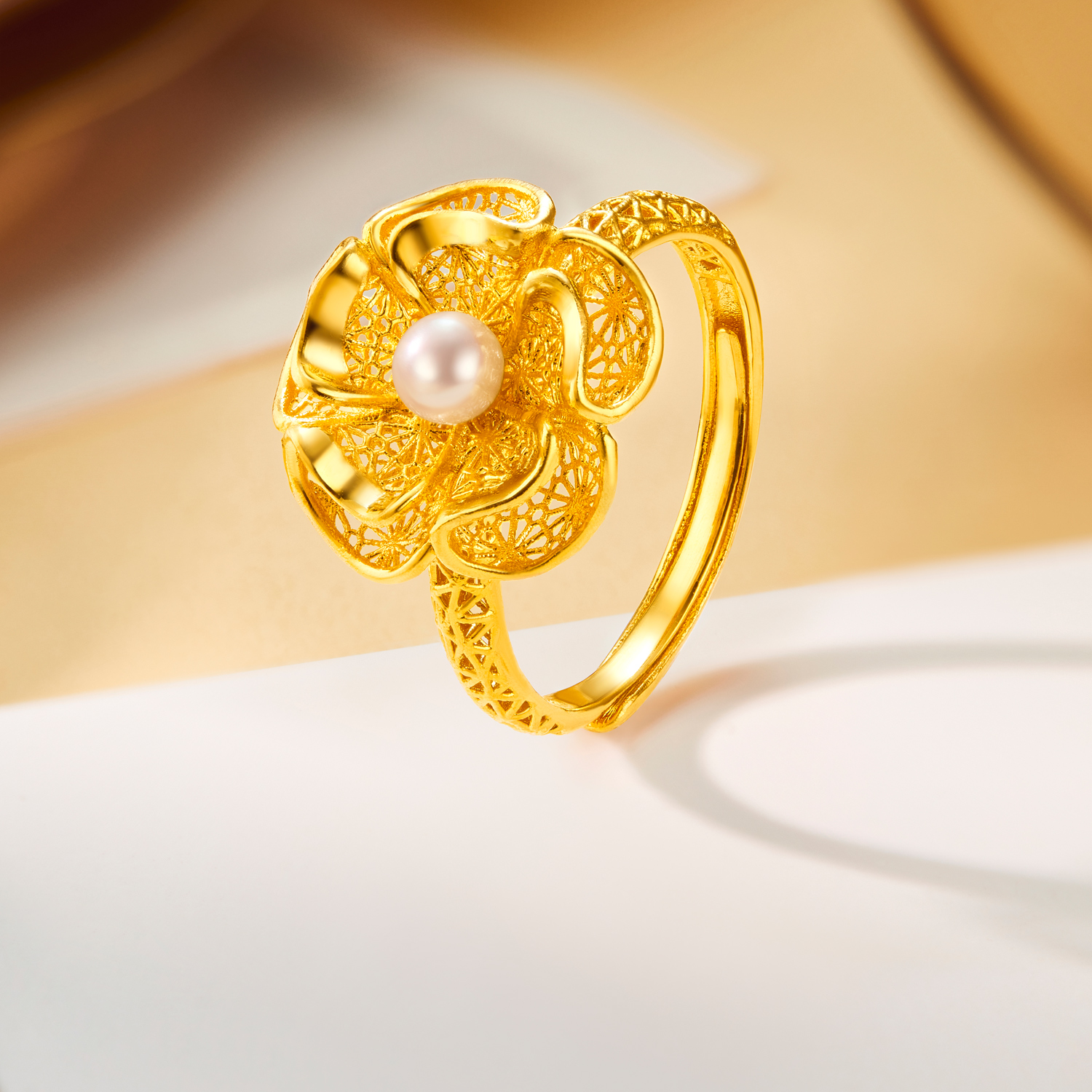 【店庆特惠】六福珠宝繁花紫荆黄金戒指女足金镂空花丝珍珠首饰计价F21G0040DS