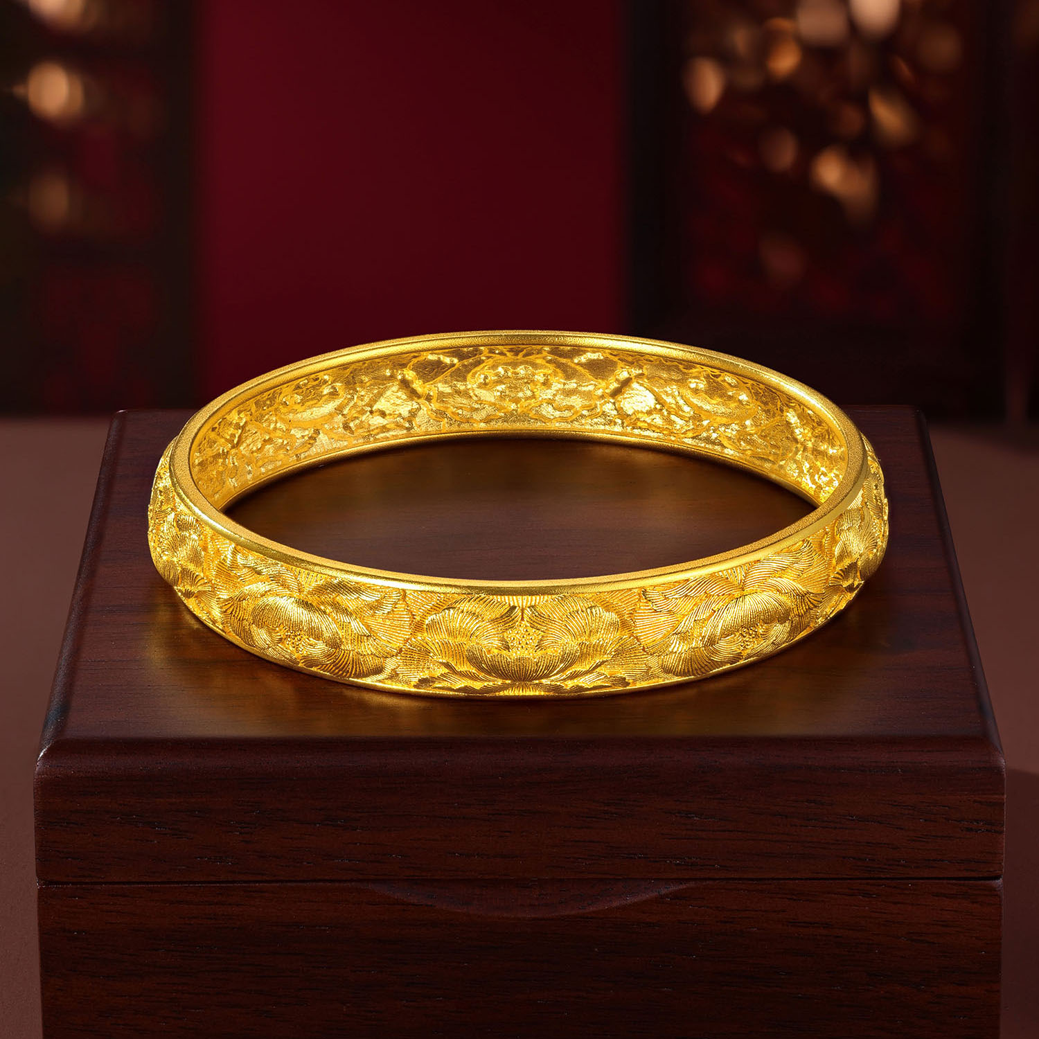 【店庆特惠】六福珠宝福满传家富贵牡丹古法黄金手镯女手工錾刻实心计价G16G0058DS【联系客服补货】【视频看货】