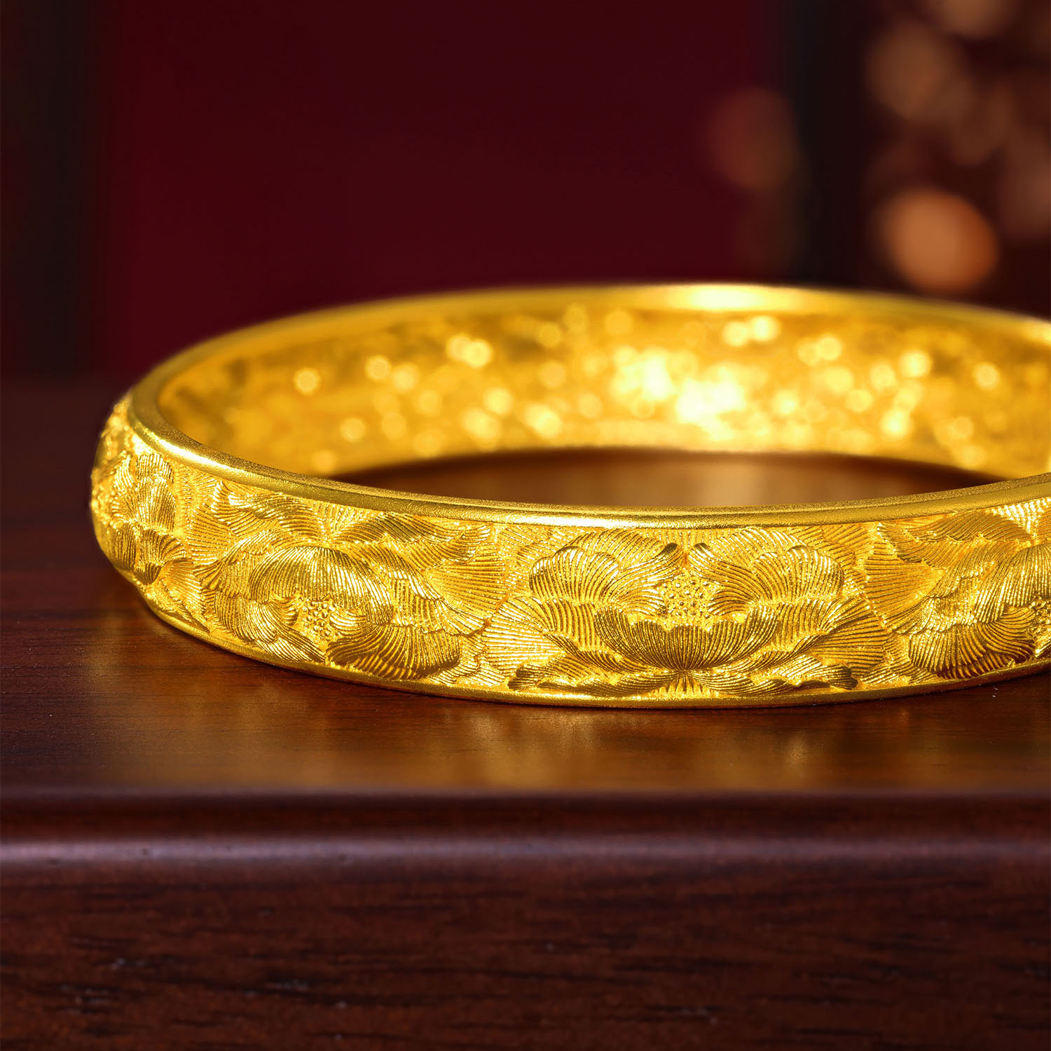 【店庆特惠】六福珠宝福满传家富贵牡丹古法黄金手镯女手工錾刻实心计价G16G0058DS【联系客服补货】【视频看货】