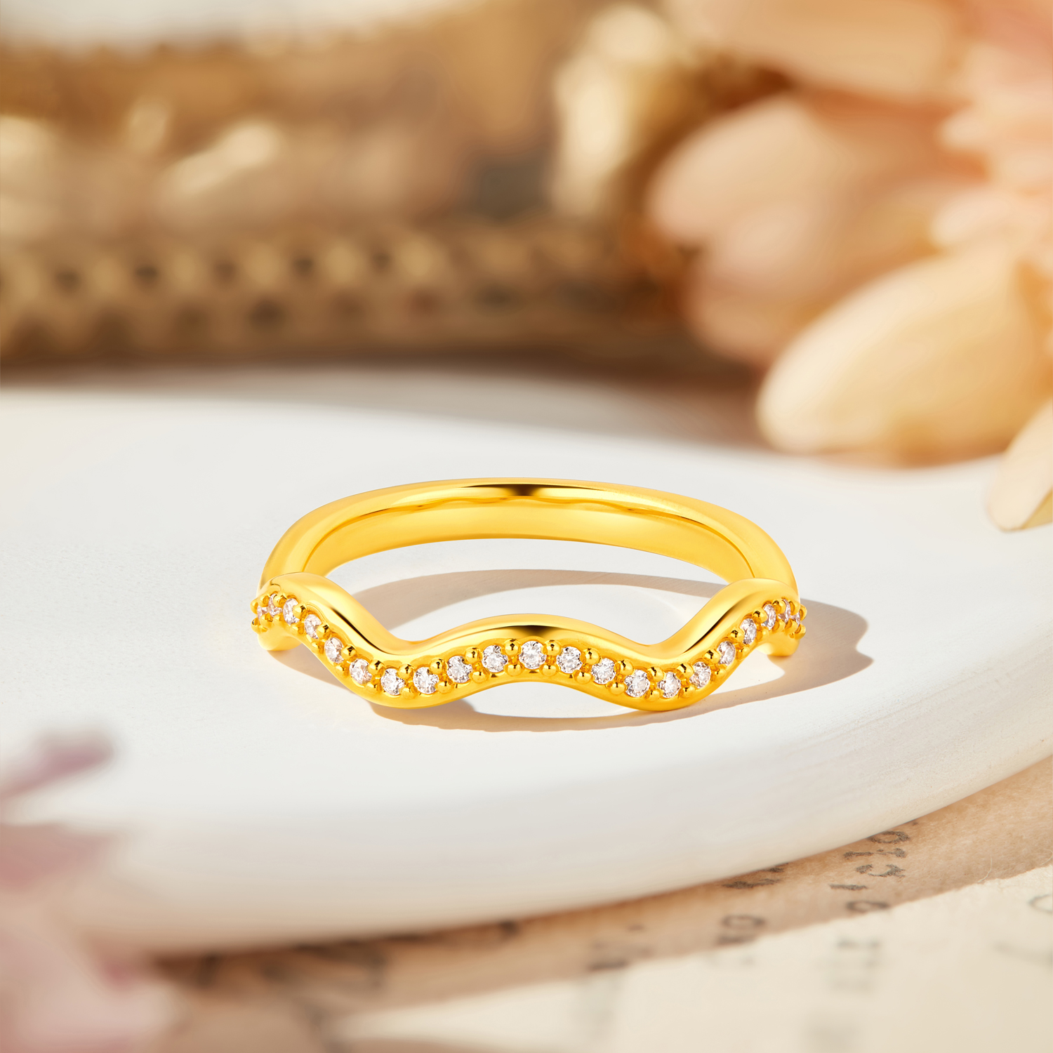 六福珠宝波浪线条黄金戒指女款时尚5D硬金镶嵌钻石首饰036046RA