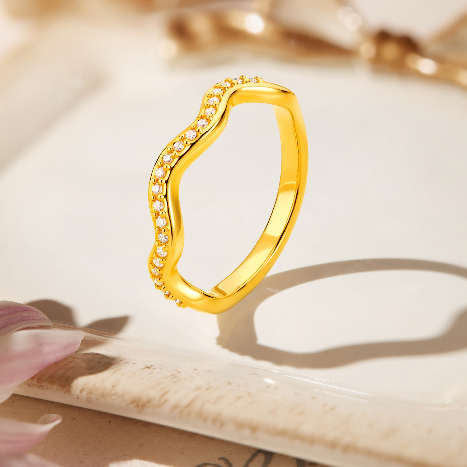 六福珠宝波浪线条黄金戒指女款时尚5D硬金镶嵌钻石首饰036046RA