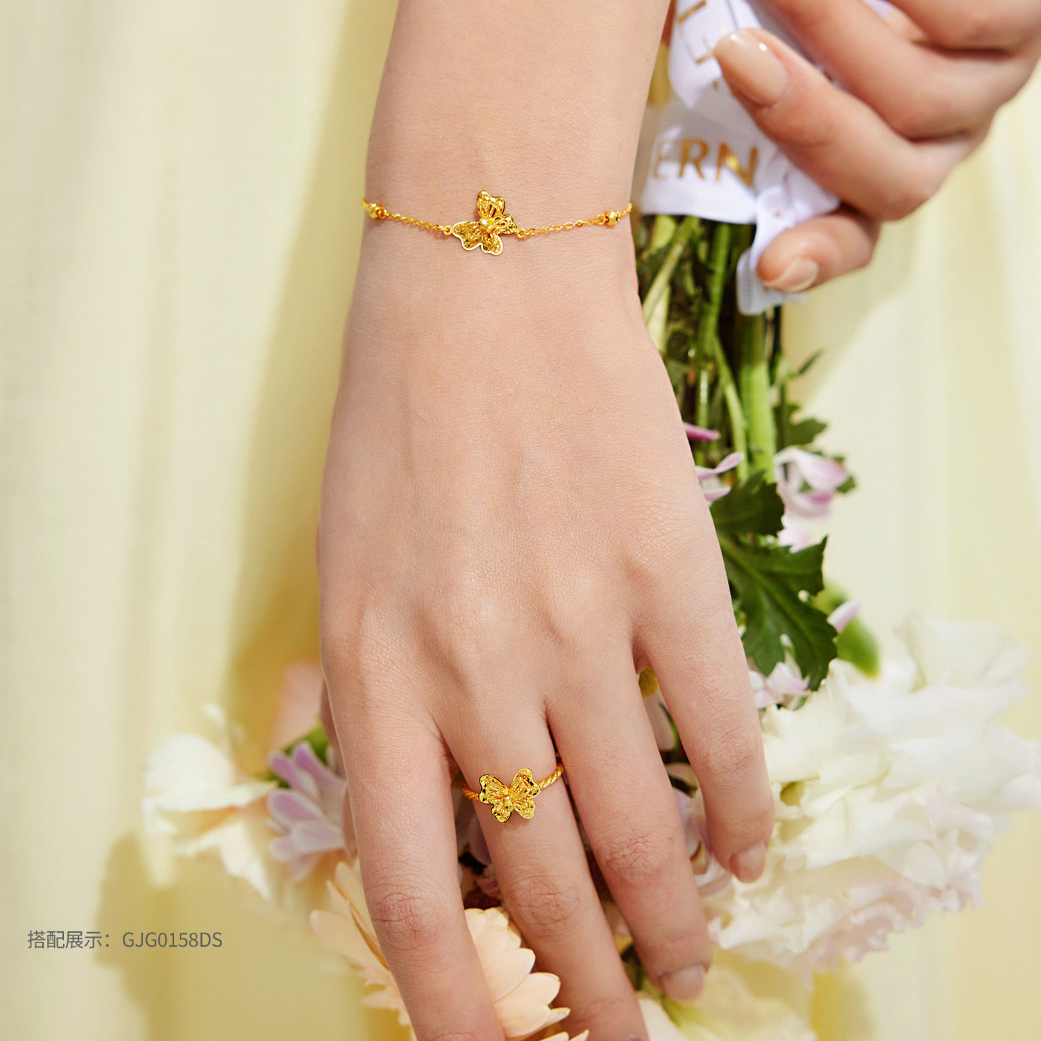 六福珠宝蝶舞光影黄金手链女款闪耀蝴蝶足金蹦迪珠计价GJG0155DS童心2