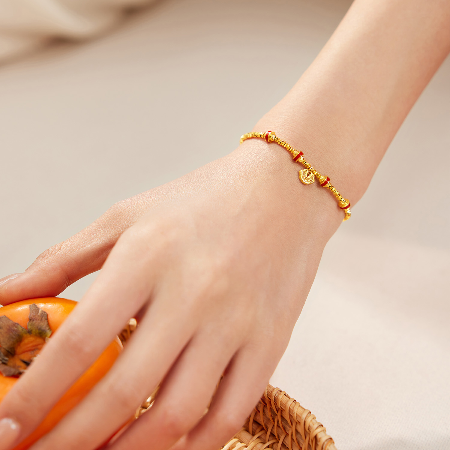 六福珠宝碎碎冰如意黄金手链女款鎏彩筒珠足金手串计价G16G0050DS【视频看货】