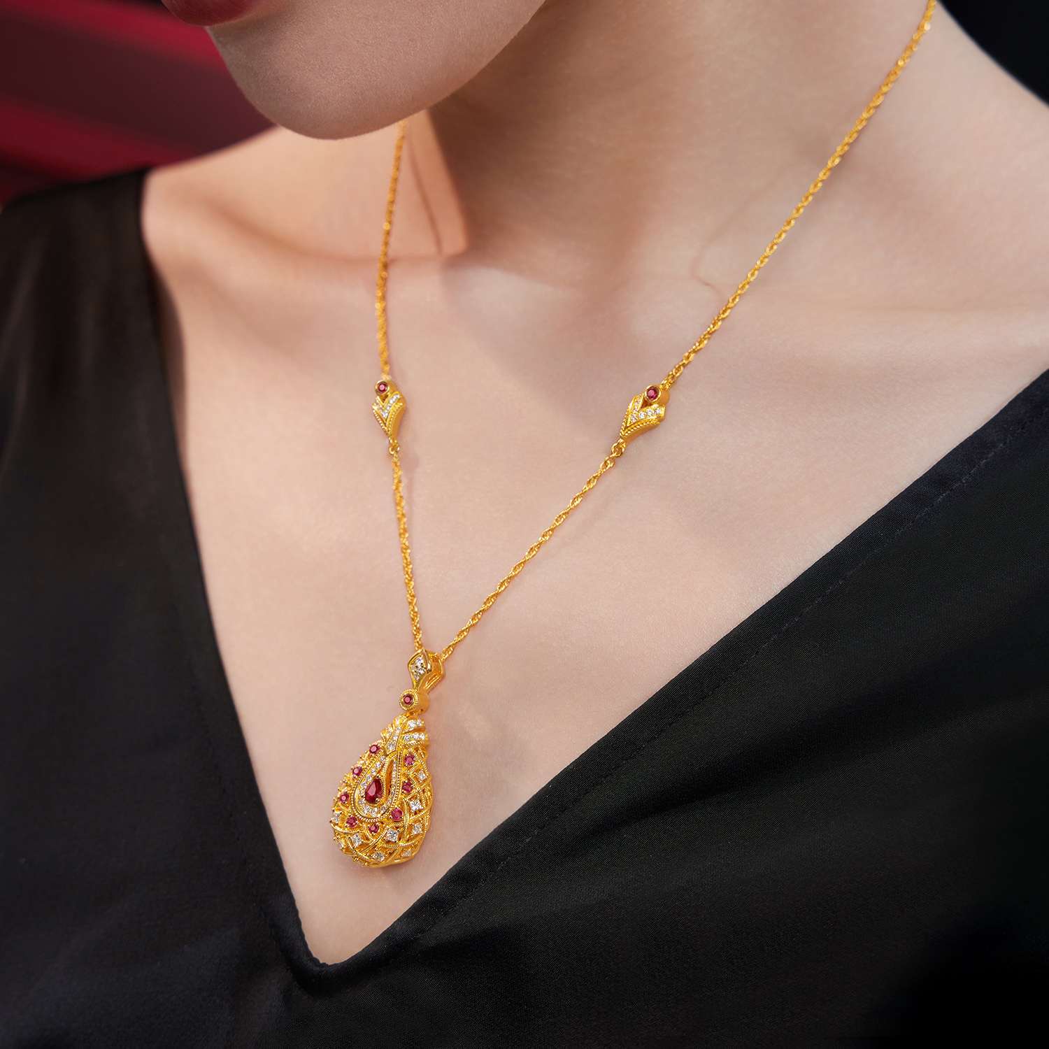 六福珠宝唐宫夜宴联名琵琶乐宴黄金项链镶钻石水滴红宝石034523NA新品2623