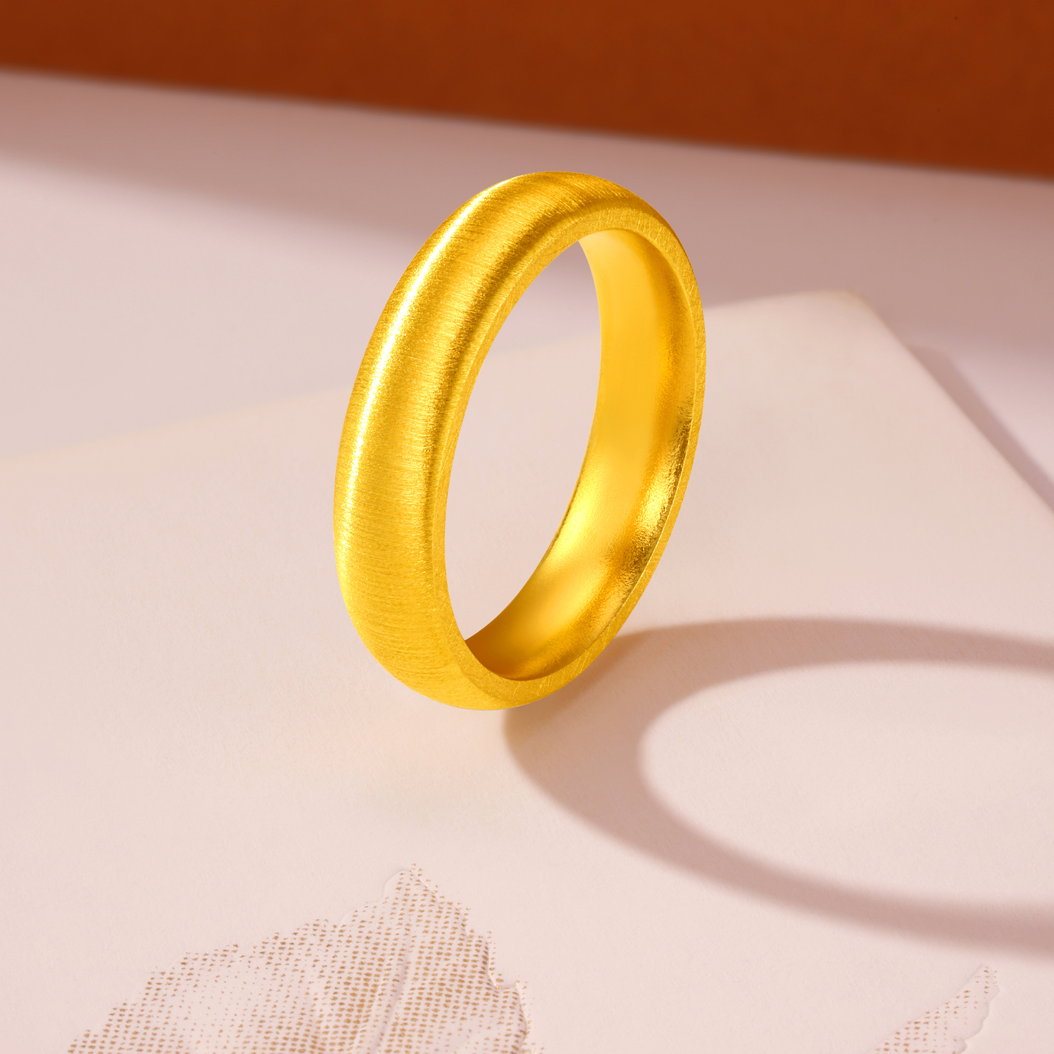 六福珠宝岁月鎏金黄金戒指男女款手工拉丝素圈对戒计价F48G0059DS