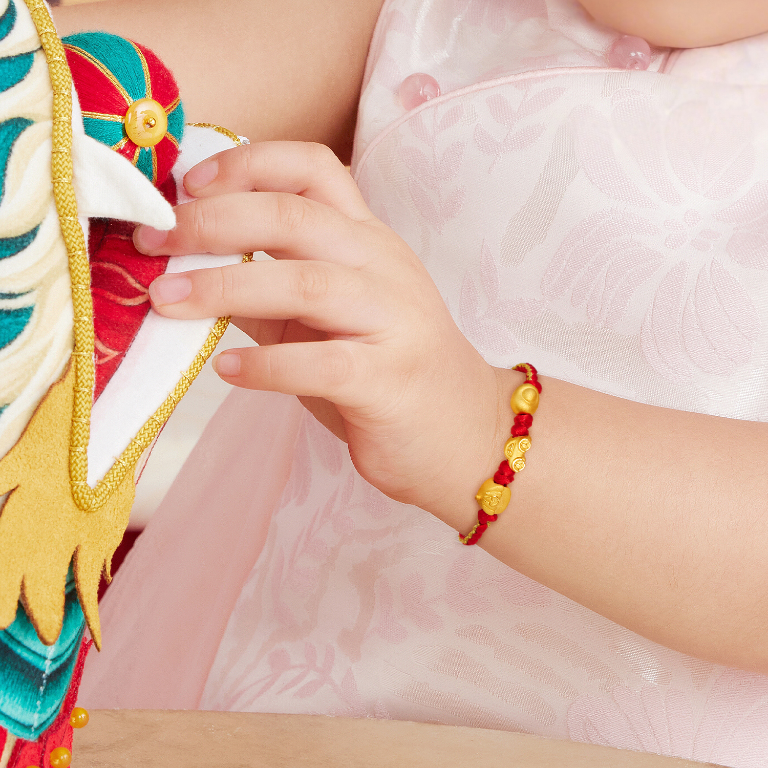 六福珠宝金银满屋黄金手链宝宝儿童红绳转运珠满月送礼L11A0013DS