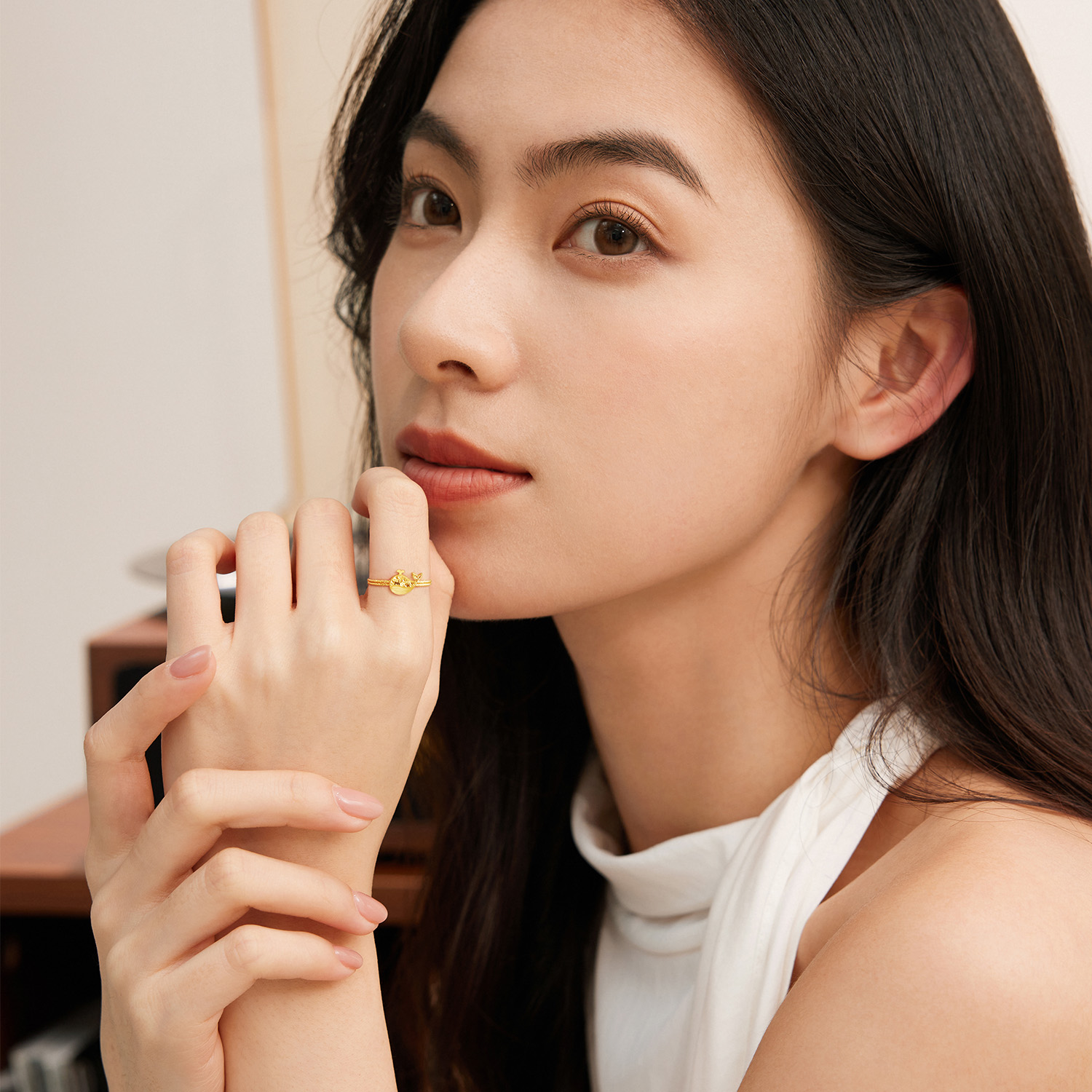 六福珠宝光影金小鲸鱼黄金戒指手工编织实心碎碎冰计价GJG0191DS热销新品