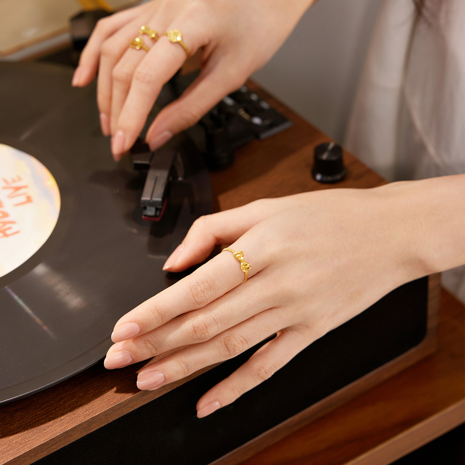 六福珠宝光影金蝴蝶结黄金戒指女款手工编织5G足金计价GJG0193DS热销新品