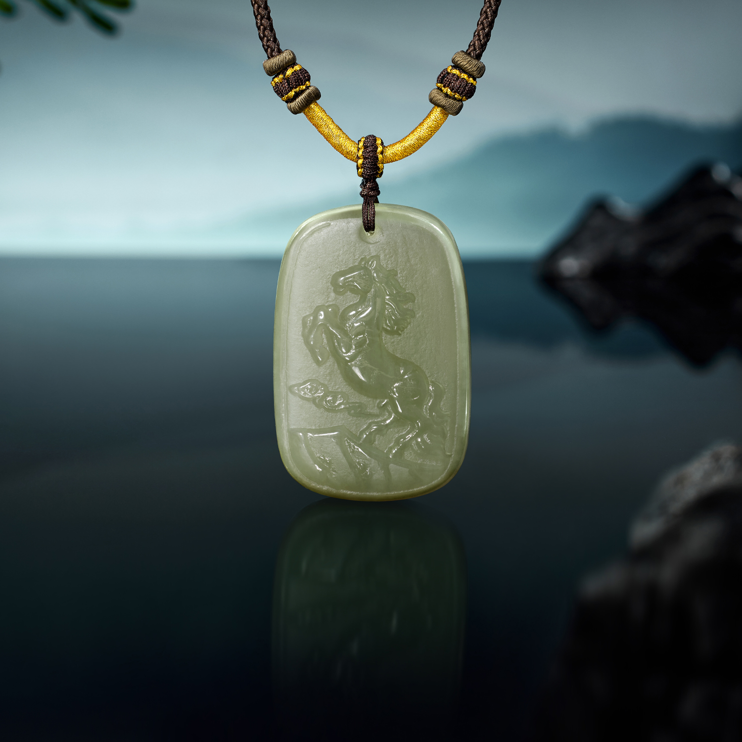 六福珠宝骐骥跃新和田玉吊坠男士款生肖马方牌玉坠首饰F21A0041DS