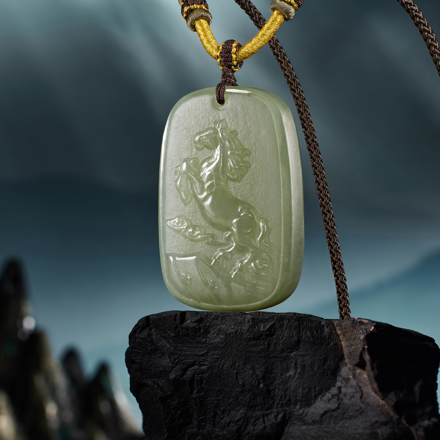 六福珠宝骐骥跃新和田玉吊坠男士款生肖马方牌玉坠首饰F21A0041DS