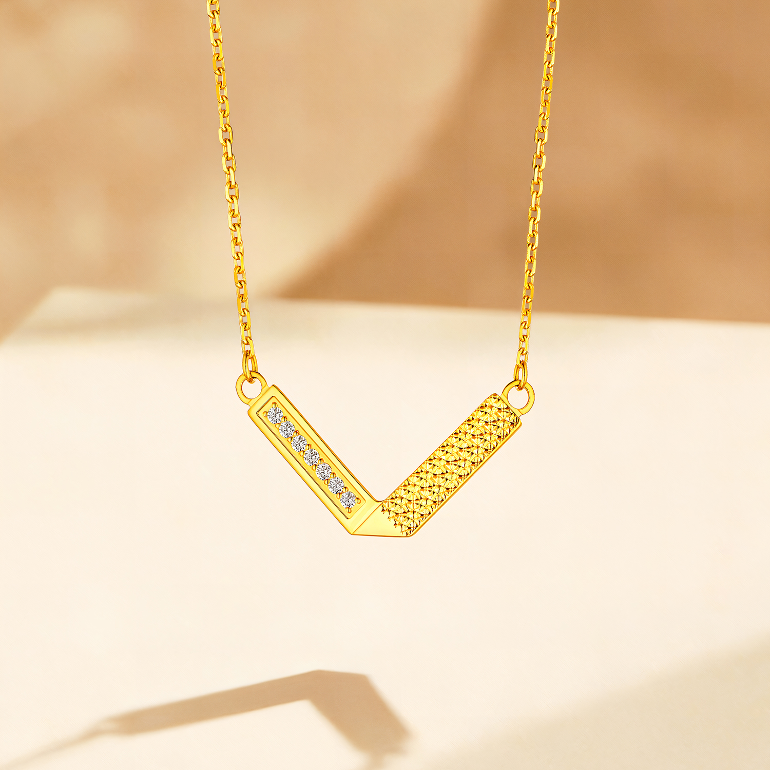 六福珠宝Goldstyle·X系列黄金项链女大V形镶钻挂坠定价003208NA【联系客服补货】